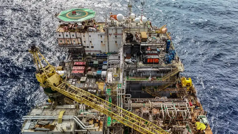 28/05/2026 - Pré-sal da Bacia de Santos -Esta é a P-67, uma unidade gigante do tipo FPSO (sistema flutuante de produção, armazenamento e transferência) que opera no pré-sal da Bacia de Santos. Com impressionantes 353 mil toneladas, 288 metros de comprimento, 54 metros de largura e 31 metros de altura, essa estrutura colossal tem capacidade para processar diariamente até 150 mil barris de petróleo e comprimir até 6 milhões de m³ de gás natural. Mostrar o cotidiano, a segurança e a dedicação dos profissionais que trabalham embarcados nessa superestrutura é uma forma de valorizar quem constrói a nossa história todos os dias.

Como parte ativa do Programa Pró-Equidade de Gênero e Raça, a Petrobras reafirma o compromisso de construir um ambiente de trabalho mais inclusivo e representativo, quebrando barreiras históricas no setor offshore e impulsionando a equidade tanto em terra quanto mar afora. Foto: Rafa Neddermeyer/Agência Brasil