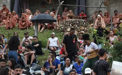 Brasília (DF),  18/04/2025.- Movimentação de fieis e atores antes da cerimonia da Via sacra do Morro da Capelinha.
Foto: Antonio Cruz/Agência Brasil