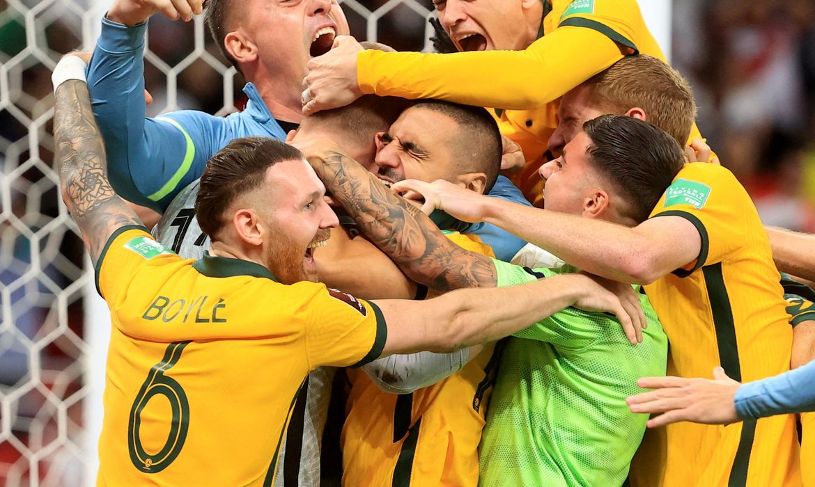 Jogadores da Austrália comemoram vitória sobre o Peru nos pênaltis e classficação para a Copa
