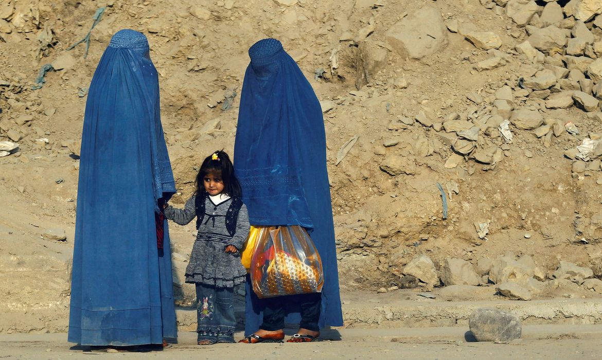 Afegãs de burca em rua de Cabul