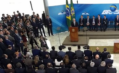 Brasília - O presidente Michel Temer dá posse a novos ministros, em cerimônia no Palácio do Planalto (Valter Campanato/Agência Brasil)