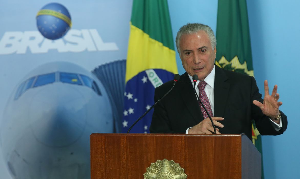 Brasília - Presidente Michel Temer participa da cerimônia de assinatura de contratos de concessões dos aeroportos (Antonio Cruz/Agência Brasil)