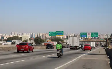 Trânsito de veículos na Rodovia Presidente Dutra.