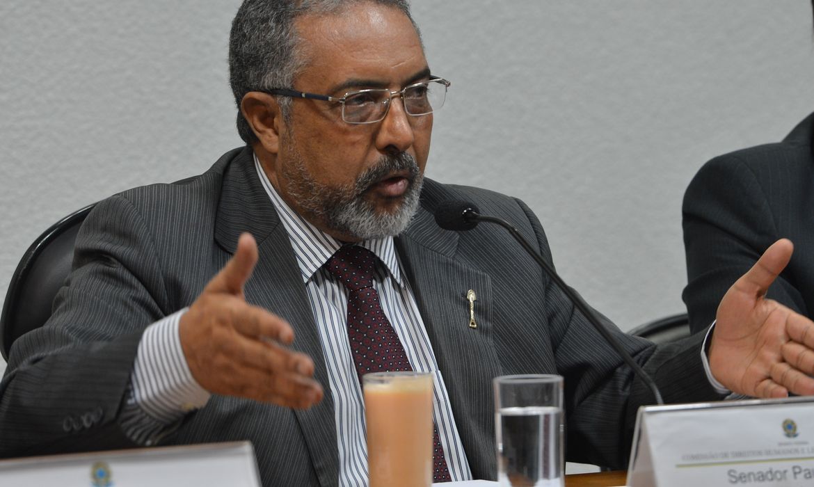 O presidente da Comissão de Direitos Humanos e Legislação Participativa, senador Paulo Paim, durante debate sobre O mundo do trabalho: desemprego, aposentadoria e discriminação, na comissão (Antonio Cruz/Agência Brasil)