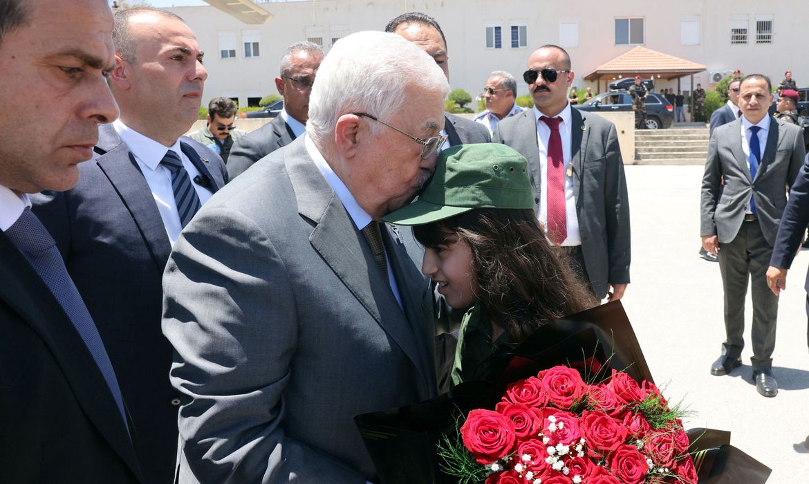 Palestinian President Mahmoud Abbas visits Jenin following the recent deadly Israeli raid, in the Israeli-occupied West Bank July 12, 2023. Palestinian President Office (PPO)/Handout via REUTERS  ATTENTION EDITORS - THIS IMAGE WAS PROVIDED BY A THIRD PARTY. NO RESALES. NO ARCHIVES.