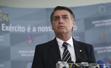 O presidente eleito, Jair Bolsonaro, fala aimprensa, após receber uma honraria do Exército, uma Medalha do Pacificador com Palma, entregue durante audiência fechada no Quartel-General do Exército, em Brasília,