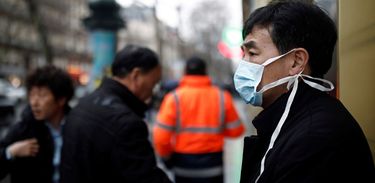 Chineses usam máscara para se proteger do coronavírus