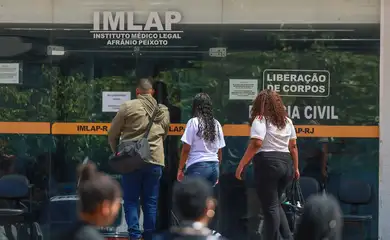 Rio de Janeiro (RJ), 01/11/2025 – Parente das vitimas da operação contenção chegando ao Instituto médico legal (IML) pra fazerem reconhecimento dos corpos.
Foto: Joédson Alves/Agência Brasil