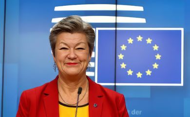 A comissária europeia para os Assuntos Internos, Ylva Johansson, em entrevista após uma videoconferência dos ministros do Interior da UE em Bruxelas 14/12/2020 REUTERS/Francois Walschaerts