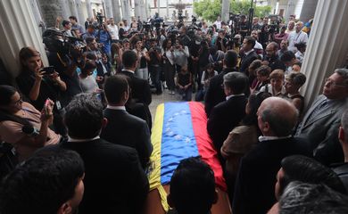 Cortejo do corpo do vereador venezuelano Fernando Albán que teria se matado enquanto estava detido no sistema prisional do país