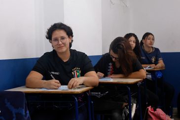 Tânia Rêgo/Agência Brasil Niterói (RJ), 03/06/2025 - Lara Shupingahua, 18 anos, aluno do Centro Integrado de Educação Pública (CIEP) 449 Governador Leonel Moura Brizola – Intercultural Brasil-França. Foto: Tânia Rêgo/Agência Brasil