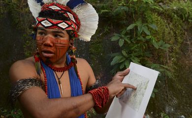 São Paulo - O índio Pataxó Hã Hã Hãe, Tawary Titiah, da etnia Baenã, do sul da Bahia, denuncia invasão de suas terras por madeireiros e jagunços para a retirada ilegal de madeira (Rovena Rosa/Agência Brasil)