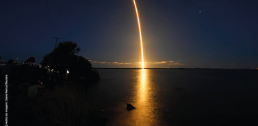 Decolagem do foguete Falcon 9 (Inspiration4 - Space X), em Cabo Canaveral, Flórida, risca o céu