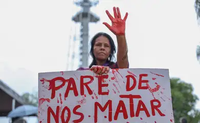 Brasília (DF), 07/12/2025 - O Levante Mulheres Vivas realiza ato na área central de Brasília para denunciar o feminicídio e todas as formas de violência contra mulheres.
 Foto: Marcelo Camargo/Agência Brasil