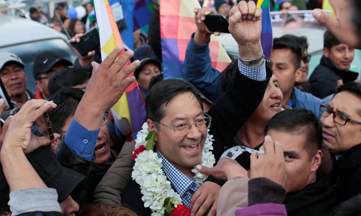 Ex-ministro Luis Arce, candidato à Presidência da Bolívia, chega a La Paz procedente da Argentina - REUTERS/Manuel Claure