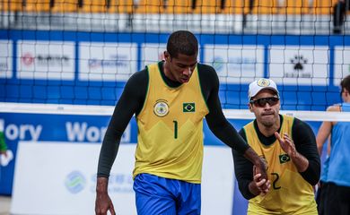 Evandro e Bruno Schmidt são ouro no vôlei de praia masculino dos 7º Jogos Mundiais Militares