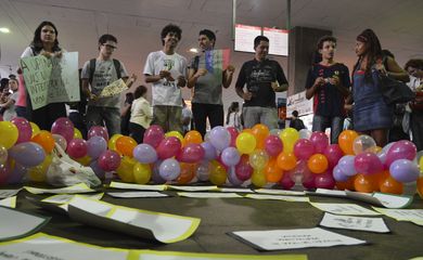 Manifestantes na Rodoviária do Plano Piloto, em Brasília, promovem uma discussão com o público sobre mitos e verdades que permeiam a redução da maioridade penal no Brasil (Valter Campanato/Agência Brasil)