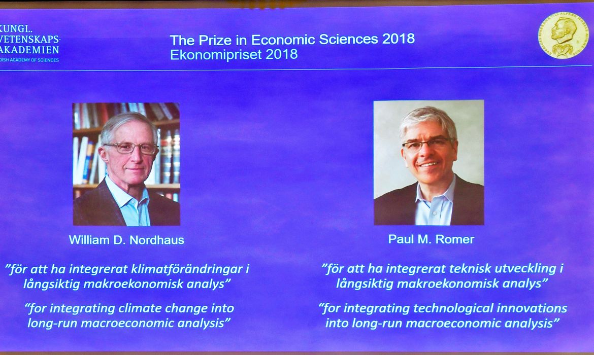 STO01. ESTOCOLMO (SUECIA), 08/10/2018.Panel con los ganadores del Nobel de Economía, los estadounidenses William Nordhaus y Paul Romer galardonados por sus aportaciones en torno al crecimiento sostenible y el clima, hoy 8 de octubre de 2018. .