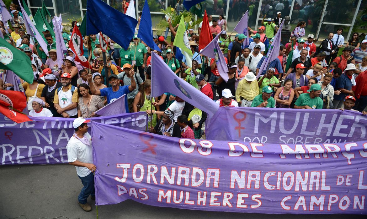 Manifestantes que participam da Jornada Nacional de Lutas das mulheres camponesas na Esplanada dos Ministérios (José Cruz/Agência Brasil)