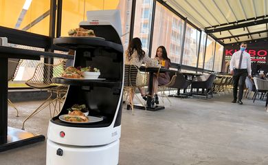 Mozo', um garçom robô da MARSES Robotic Solutions, serve comida para limitar o contato em meio à doença coronavírus (COVID-19) no Kimbo Restaurant & Cafe no Cairo, Egito em 28 de julho de 2020. Foto tirada em 28 de julho de 2020. REUTERS / Ahmed