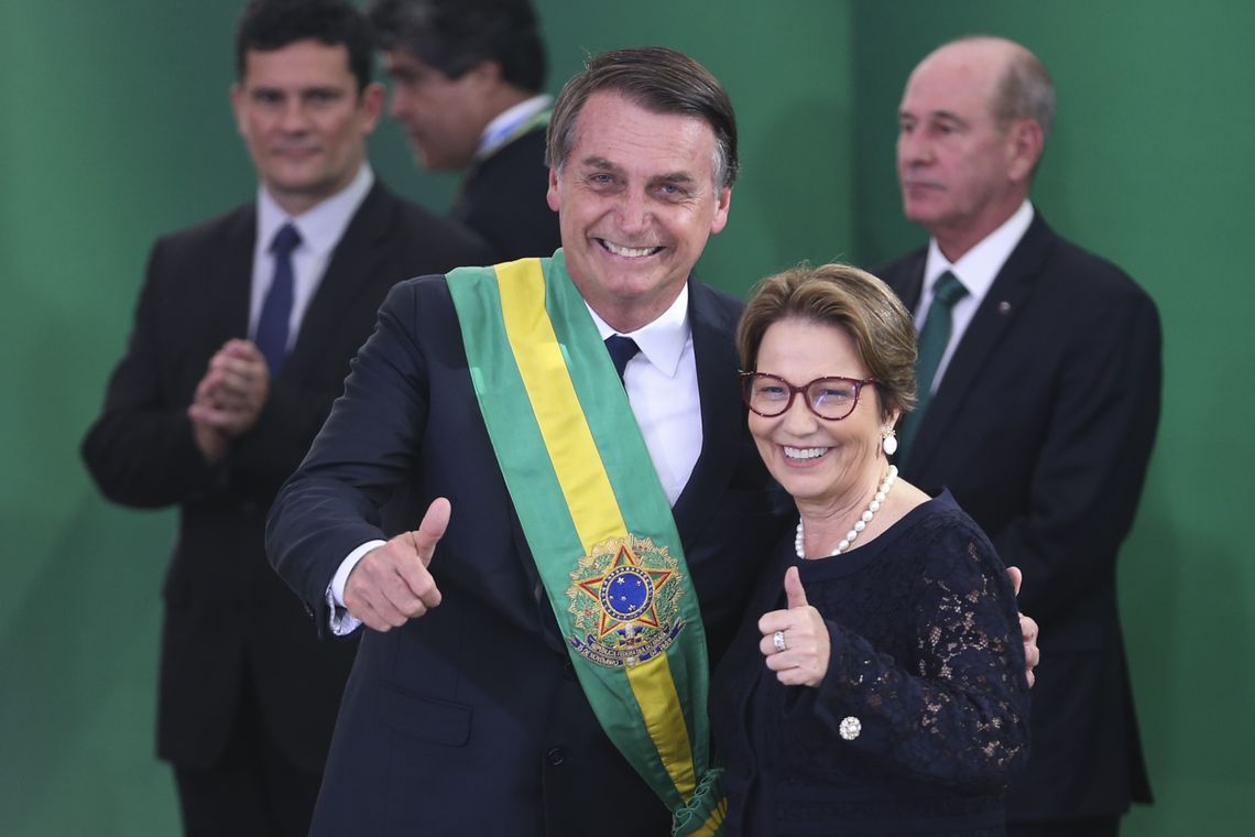 O presidente Jair Bolsonaro empossa a ministra da Agricultura, Tereza Cristina, durante cerimônia de nomeação dos ministros de Estado, no Palácio do Planalto.
