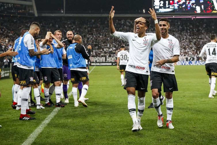 Corinthians derrota o Flamengo e se garante na final da Copa do Brasil ...