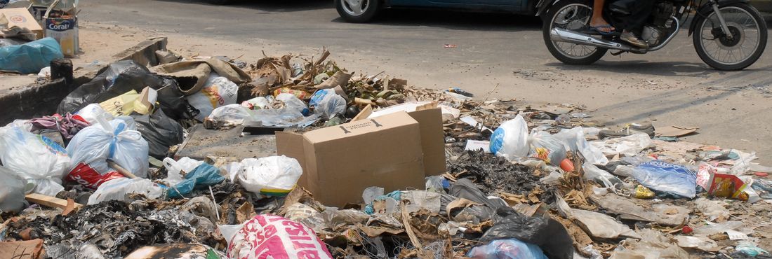Depois de três meses de coleta irregular, uma operação organizada em forma de mutirão, recolhe o lixo acumulado no município de Duque de Caxias, na Baixada Fluminense.