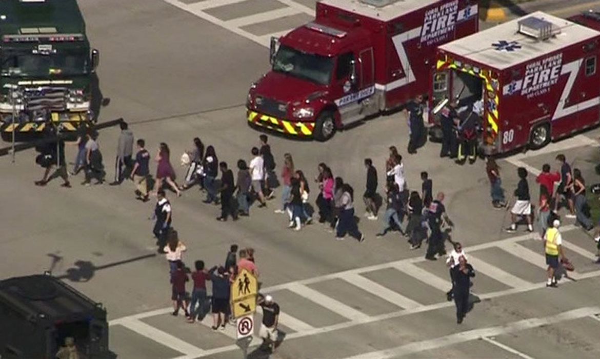 Estudantes são evacuados da Stoneman Douglas High School