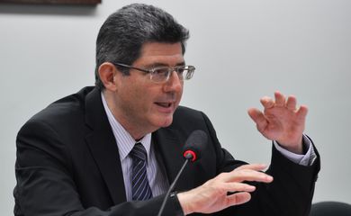 O ministro da Fazenda, Joaquim Levy, na Comissão de Finanças e Tributação da Câmara, participa de debate sobre a situação financeira dos estados, particularmente do Rio Grande do Sul (Valter Campanato/Agência Brasil)