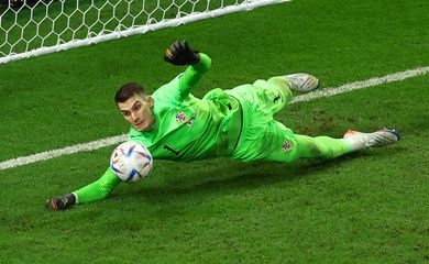 Goleiro da seleção da Croácia Dominic Livakovic defende pênalti cobrado por Kaoru Mitoma, do Japão, durante decisão por pênaltis entre as seleções dos dois países nas oitavas de final da Copa do Mundo do Catar