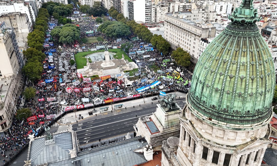 A drone view shows demonstrators outside the National Congress during the weekly protest of retirees to support their demands for improved income, a day before a general strike against Argentinian President Javier Milei's adjustment policies and the IMF loan deal, in Buenos Aires, Argentina April 9, 2025. Reuters/Horacio Soria/Proibida reprodução