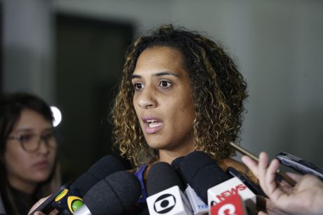 Anielle Franco, irmã da vereadora Marielle Franco (PSOL), assassinada em março, fala à imprensa após reunião com o secretário de Segurança Pública do Rio de Janeiro, general Richard Nunes, no Centro Integrado de Comando e Controle.