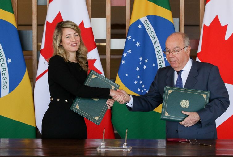 Brasília-DF 27/06/2023 - A ministra dos Negócios Estrangeiros do Canadá, Mélanie Joly, e o ministro das Relações Exteriores, Mauro Vieira, durante a 4ª Reunião do Diálogo da Parceria Estratégica Brasil-Canadá, no Palácio do Itamaraty. Foto: Antônio Cruz/Agência Brasil