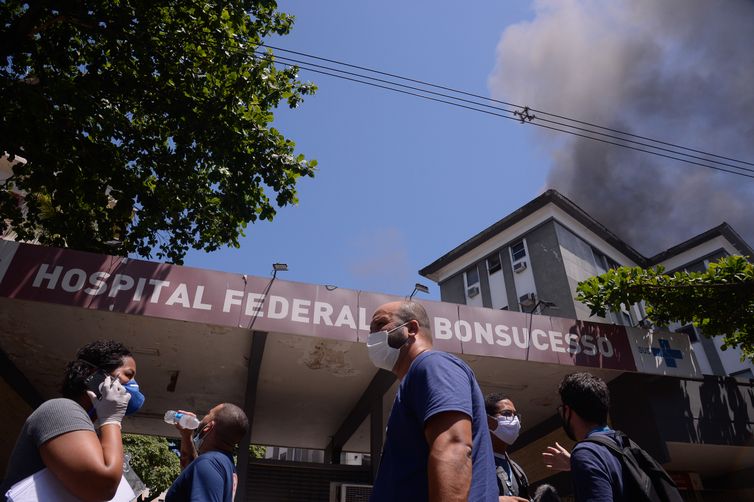 Bombeiros controlam incêndio no hospital de Bonsucesso, na zona norte do Rio de Janeiro
