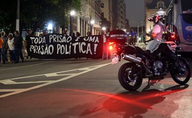 São Paulo (SP) 21/03/2025 - Dia Internacional pela Eliminação da Discriminação Racial, a Frente Povo Negro Vivo, composta por mais de 100 organizações da sociedade civil, participa de  ato público no Largo São Francisco, em frente à Faculdade de Direito da USP, no Centro de São Paulo. O evento tem como objetivo denunciar a violência policial e de Estado que atinge, de forma desproporcional, a população negra e periférica no Brasil, além de reivindicar o impeachment do governador Tarcísio de Freitas e do secretário de Segurança Pública, Guilherme Derrite.
 Foto: Paulo Pinto/Agencia Brasil