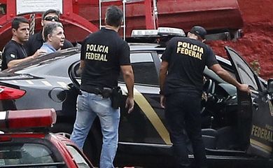 Rio de Janeiro - O ex-governador Anthony Garotinho é levado preso por agentes da Polícia Federal do quartel dos Bombeiros no Humaitá para presídio em Benfica