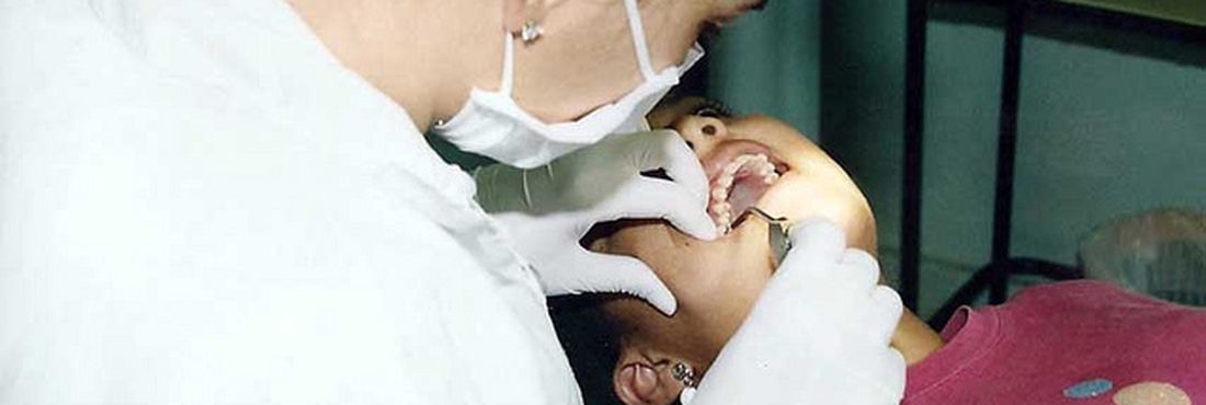 Dentista Problemas como o mau hálito nem sempre são decorrentes de doenças bucais