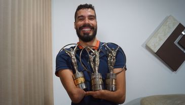 Daniel Dias com troféus Laureus. 