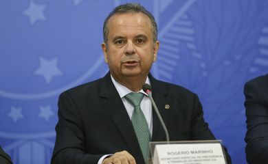 O secretário de Previdência Social, Rogério Marinho, fala à imprensa após cerimônia da assinatura de atos de revisão e modernização das normas regulamentadoras da saúde e segurança do trabalho, no Palácio do Planalto