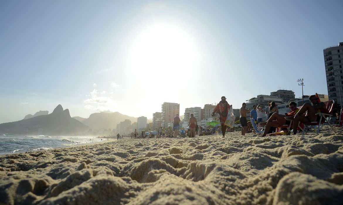 No dia mais frio do ano, cariocas e turistas vão à praia no Rio de Janeiro