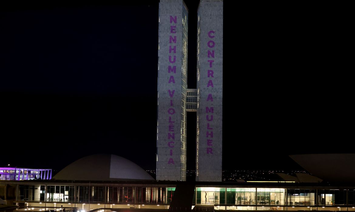 Brasília, (DF), 07.08.2024 - Projeção no Congresso Nacional traz frases da campanha pelo Feminicídio Zero e divulga o Ligue 180 - Central de Atendimento à Mulher - como canal para busca de ajuda, informações e também registro de denúncias. Foto: Valter Campanato/Agência Brasil