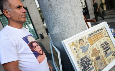 Rio de Janeiro - José Luis Faria da Silva, 55, pai do menino Maicon, morto pela polícia do Rio há 20 anos faz vigília em frente ao Ministério Público em protesto contra a falta de condenação dos envolvidos no crime (Tânia Rêgo/Agência