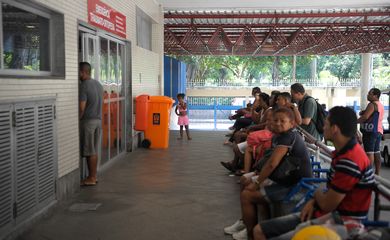 Rio de Janeiro - Pacientes e visitantes aguardam na entrada do Hospital Municipal Souza Aguiar, centro do Rio (Tomaz Silva/Agência Brasil)