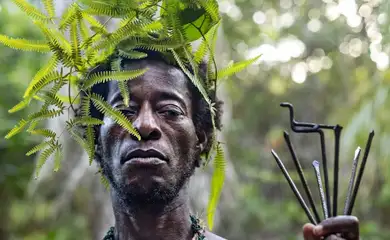 Dos Brasis é a maior exposição de artistas negros já feita no país. - Ayrson Heráclito - Agué com Folha de Prata no Peito e Avivi, 2022 - Foto: Divulgação/Sesc