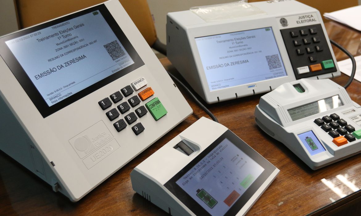 Urnas eletrônicas que serão usadas nas Eleições 2022 apresentadas durante coletiva de imprensa sobre as eleições, na sede do TRE-RJ, centro da cidade.