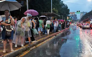 São Paulo (SP) 24/01/2025 - Forte chuva causa alagamentos e congestiona o trânsito e pontos de ônibus ficam lotados na Avenida Matarazzo em São Paulo.  Foto Paulo Pinto/Agencia Brasil