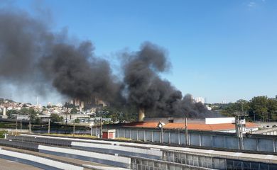 São Paulo - Presos queimam colchões no pátio do Centro de Detenção Provisória (CDP) da região de Pinheiros, zona oeste (Rovena Rosa/Agência Brasil)