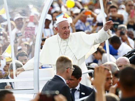 Papa Francisco chega de papamóvel para celebrar missa na histórica Praça da Revolução (Agência Lusa/Direitos Reservados)
