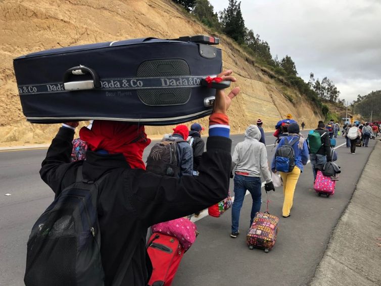 Venezuelanos caminham por estrada equatoriana a caminho do Peru em Tulcán  REUTERS/Andres Rojas