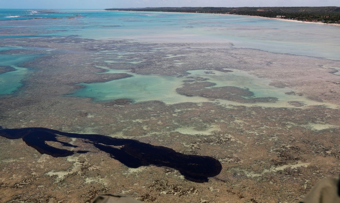 Vista geral de um derramamento de óleo na praia de Peroba em Maragogi, estado de Alagoas, Brasil,  outubro de 2019. Foto tirada em 17 de outubro de 2019. REUTERS / Diego Nigro 